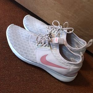 Women’s Nike tennis shoes